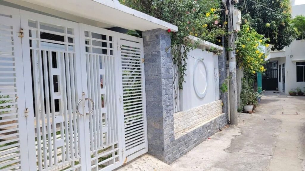 Bán nhà đẹp 2 tầng diện tích lớn, ngang 8m đẹp. Vị trí cách biển chỉ 800m