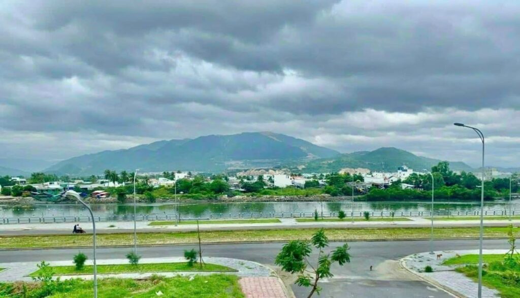 Bán nhà hai mặt tiền KĐT Hà Quang 1 view sông Quán Trường, đầy đủ nội thất