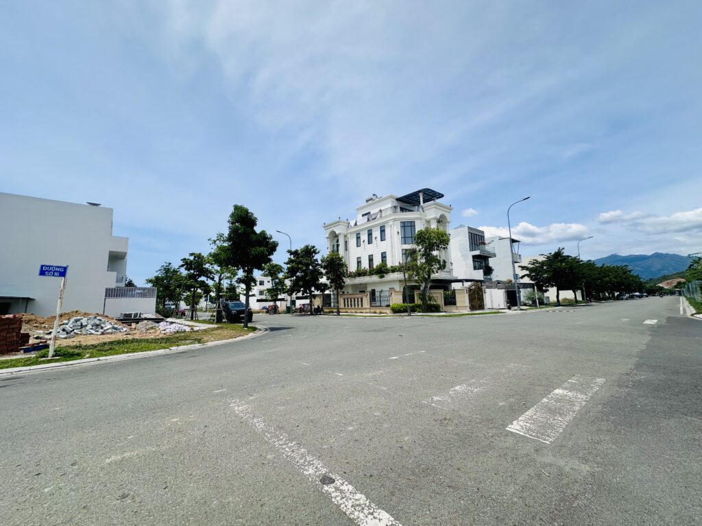 Bán lô góc Mỹ Gia gói 7 trục đường 18m đẹp nhất KĐT