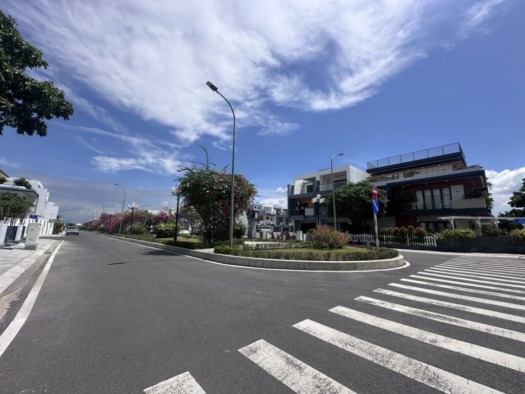 Bán lô góc Mỹ Gia gói 8 gần hồ bơi, hướng Đông Nam