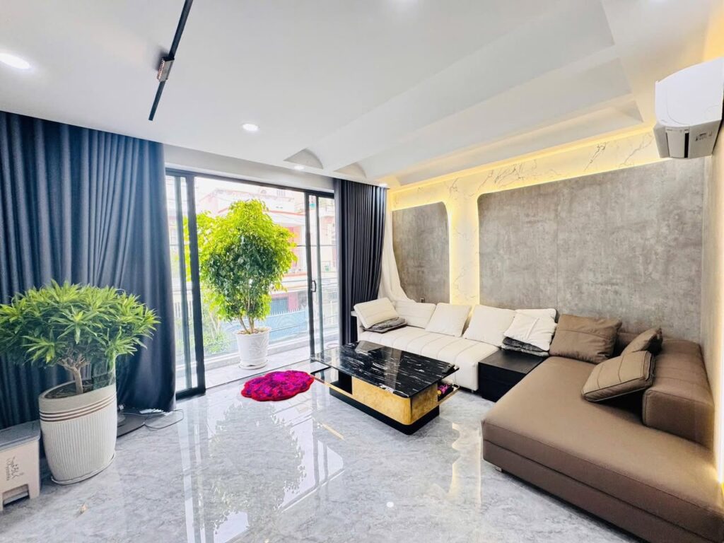 Bán nhà đẹp 7 tầng mặt tiền đường Phạm Ngọc Thạch gần sát bãi tắm biển