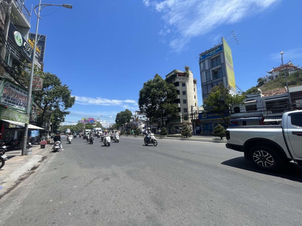 Bán nhà đường Thống Nhất ngay mã vòng, kinh doanh sầm uất